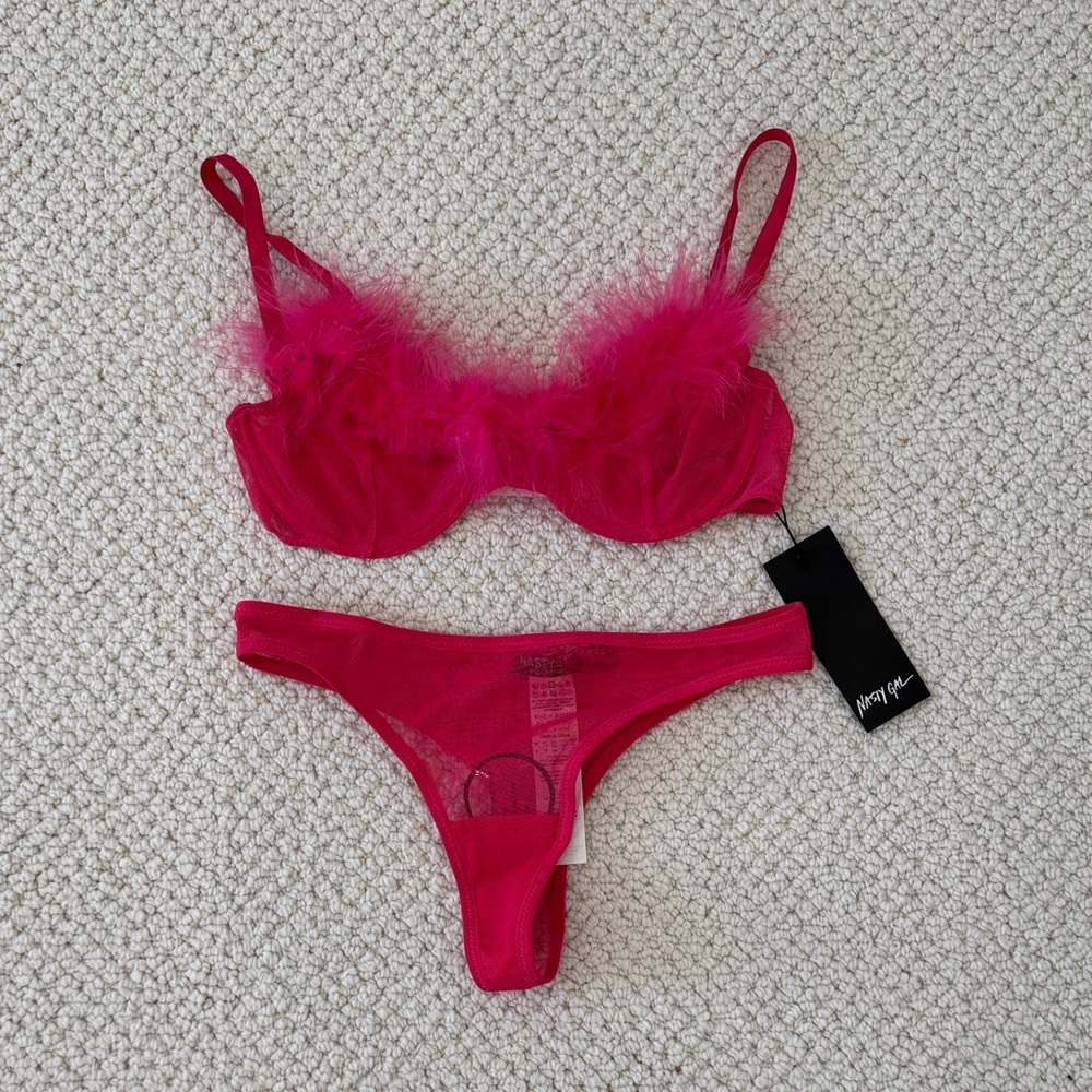 NASTY GAL | NWT Pink Feathered Bra & Panty Lingerie Set Small / 4